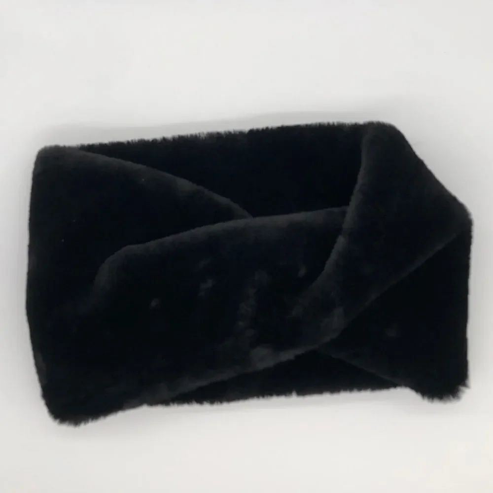 Akira Avondale Furry Collar scarf NWOT